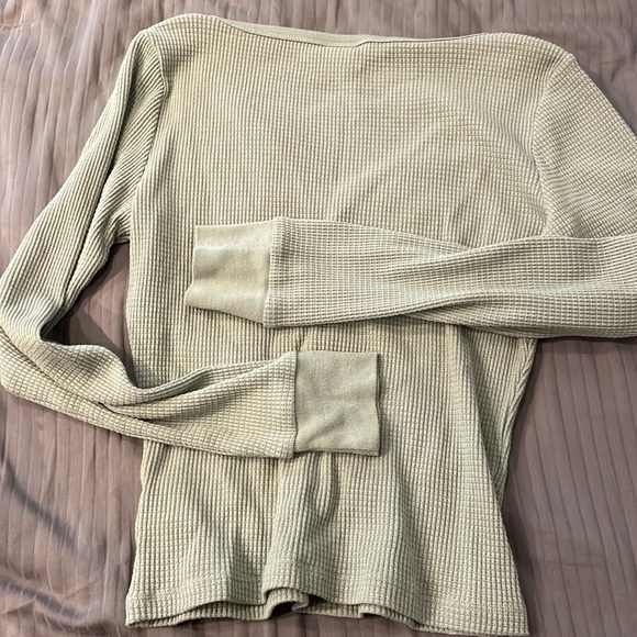 Aritzia green Henley tee - Picture 2 of 2
